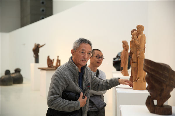 艺术家田世信在展览现场