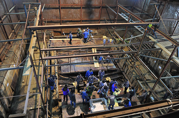 2015年11月14日，西汉海昏侯墓进入主椁室清理阶段。( 图片来源：视觉中国资料）
