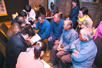 学者正在对上海青浦田山歌进行田野调查 施博文摄/光明图片