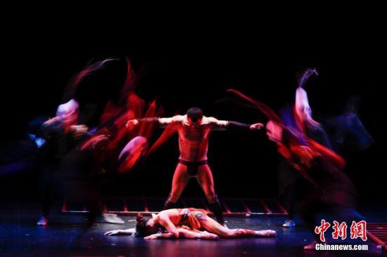 当地时间10月23日，由中国湖南省杂技艺术剧院创作演出的杂技剧《梦之旅》在纽约州布朗克斯市雷曼表演艺术中心上演，赢得观众如潮掌声。该剧用中国传统杂技艺术语言，讲述了一位少年与凤凰仙子相爱，凤凰仙子落入邪魔魔掌，少年战胜邪魔，最终与爱人重逢的故事。 中新社记者 廖攀 摄