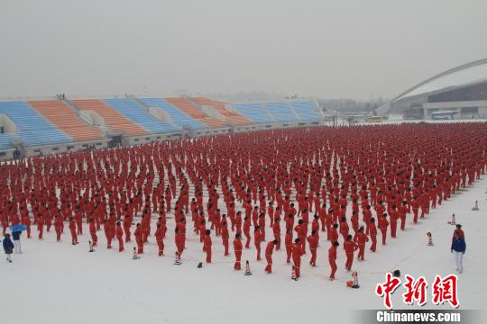 沈阳分会场跳广场舞大妈为3921人。 沈殿成 摄