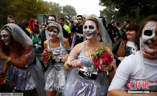 当地时间2016年10月30日，英国伦敦，当地民众化妆参加“万圣节狂欢跑”，“僵尸新娘”奔走街头。