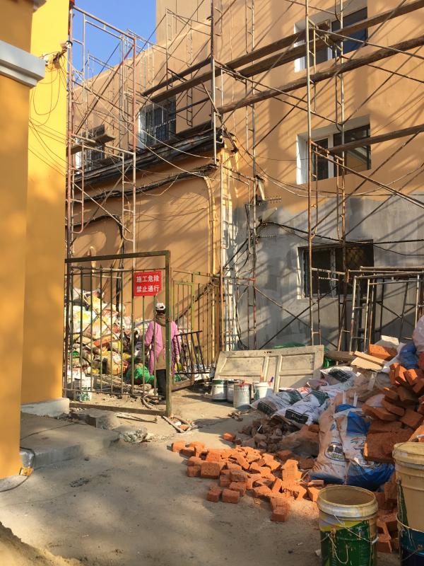 涉嫌违规的施工行为毫无遮掩，哈铁文化宫施工现场附近堆放了很多建筑垃圾。澎湃新闻记者 罗杰 图