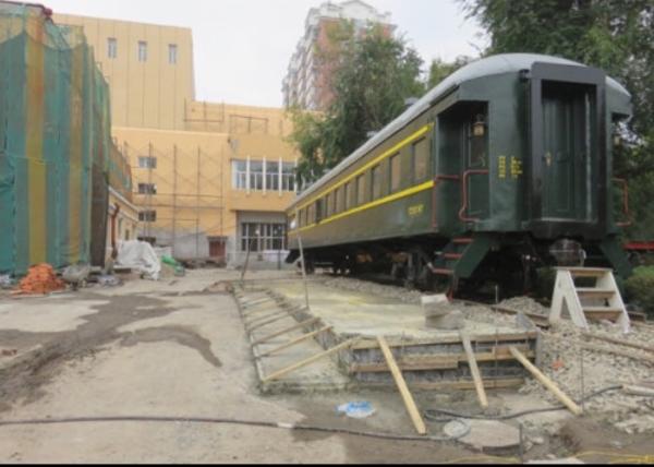 今年9月中旬，哈尔滨文物保护志愿者曾一智拍摄的哈铁文化宫违规施工现场。曾一智 图