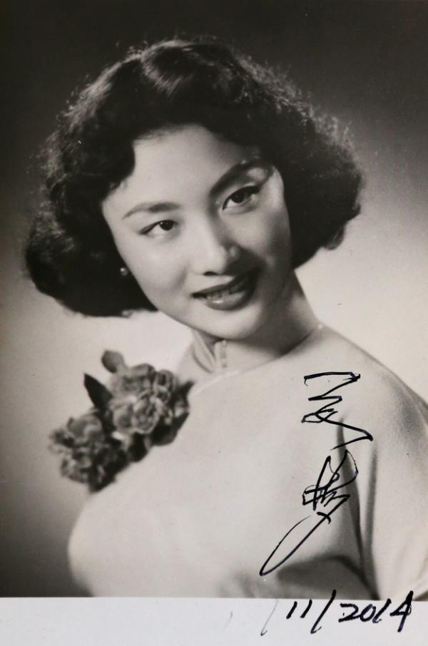 2014年11月15日，上海，82岁的电影表演艺术家夏梦，在一张被粉丝保留至今的照片中签名。 澎湃新闻记者 王辰 图