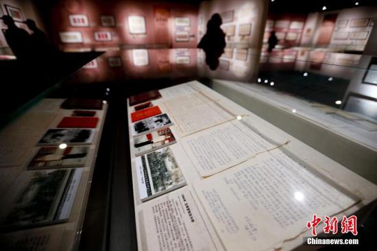 10月26日，中国首家家书博物馆在北京中国人民大学揭牌成立，荟萃上千封历代家书精品的“尺翰之美—中国传统家书展”吸引参观者。这是目前国内唯一的历代家书常设展，展览所选家书均为手写件，其中最早的写于明末，最晚的写于2011年。展览展出的陈独秀、梁启超的部分信札格外引人关注，是该馆的镇馆之宝。中新社记者 杜洋 摄